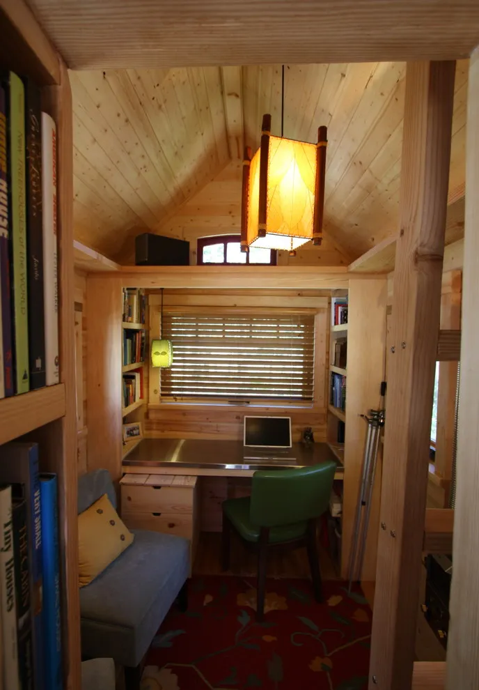 Интерьер маленького деревянного домика