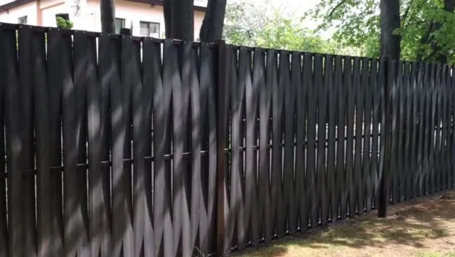 Плетеный забор из досок: как сделать своими руками, пошагово, фото
