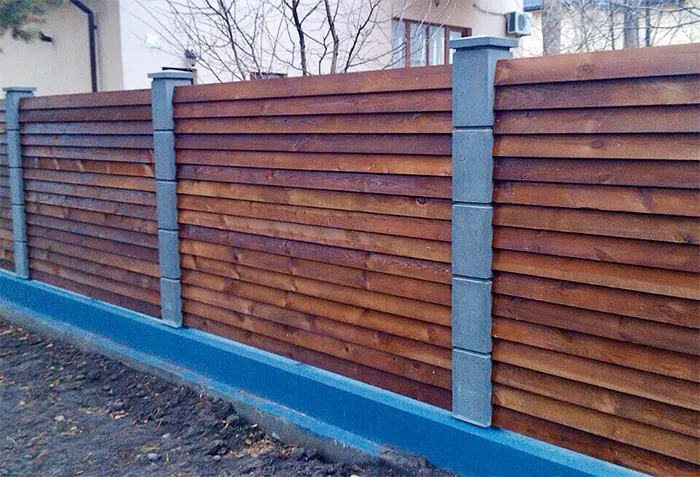Забор из доски уложенной елочкой