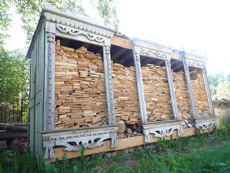 Классическая деревянная дровница без дверей с арками 