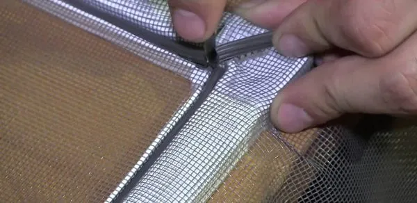 Фиксация сетки к пластиковому профилю шнуром