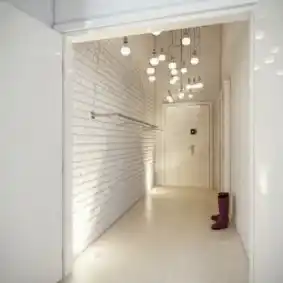 дизайн белых обоев для узкого коридора