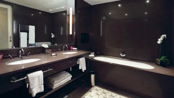 Красивый дизайн ванной комнаты, но мрачноват....