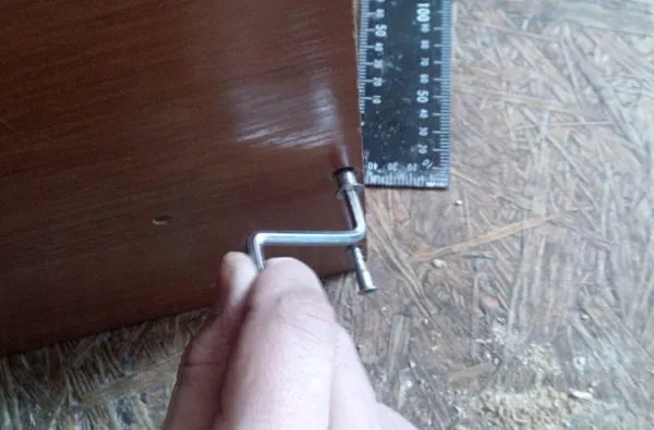 Конфирматы закручиваются до упора