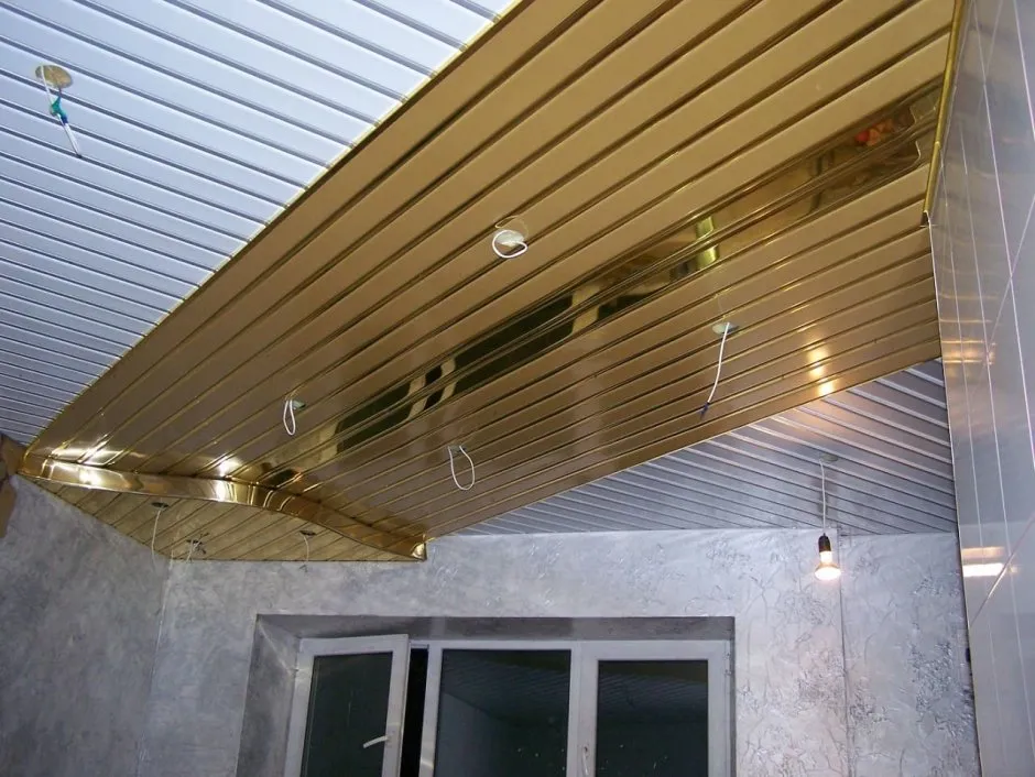 Металлический потолок реечный на кухню