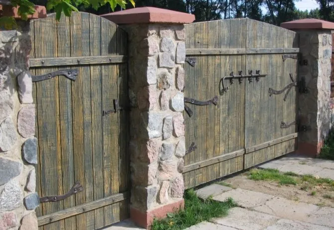 деревянные ворота с коваными деталями
