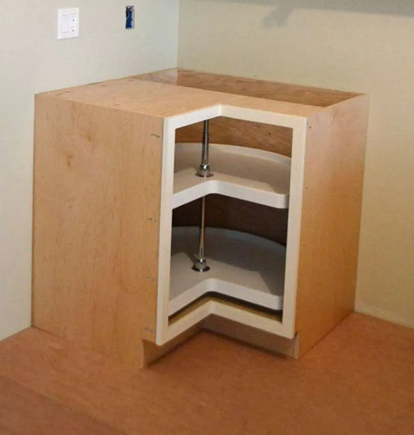 угловой кухонный шкаф с полкой